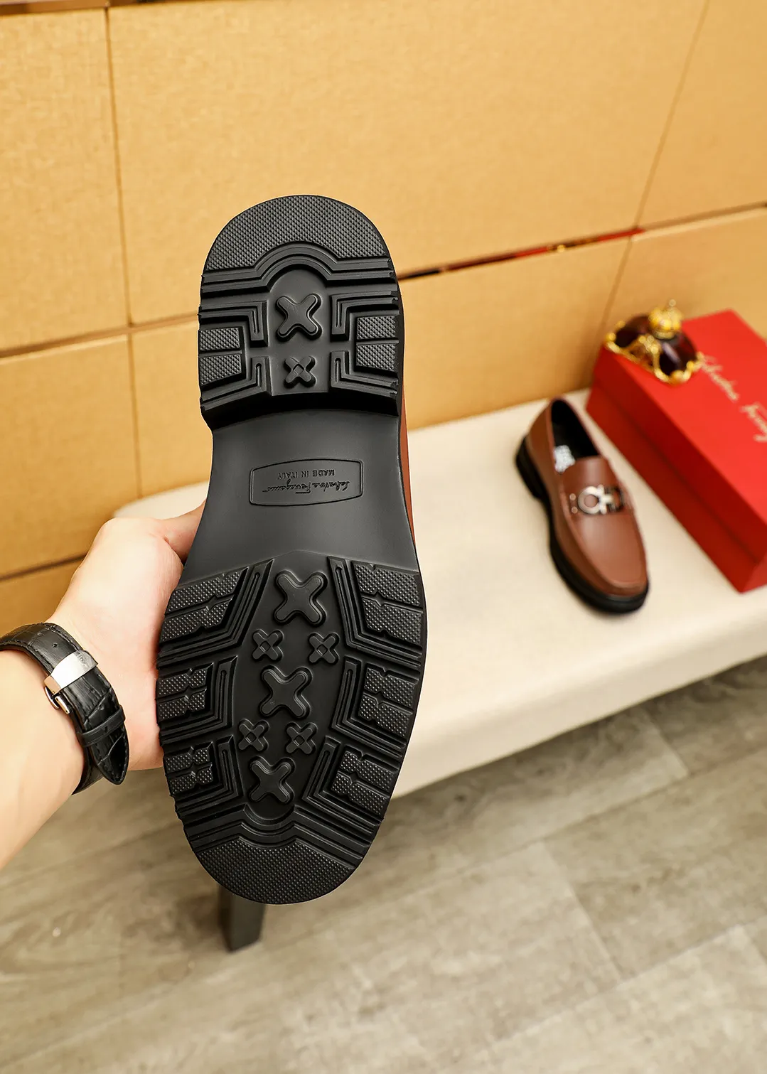 Men's shoes 💰520 💐 Product trademark: Ferragamo "Ferragamo" casual leather shoes Regular size: 38-44 (45.46🉑️customized) Product materials: Selected imported first-layer calfskin upper + original hardware buckle, imported water-dyed cow leather lining. Strong three-dimensional visual effect, original outsole color: 2 colors available